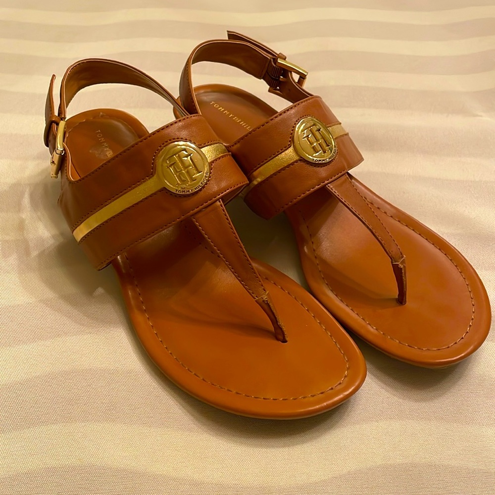 Moving! Must go! 🙏 Size 9 Tommy Hilfiger Cognac Leather/ Gold Strap Sandal